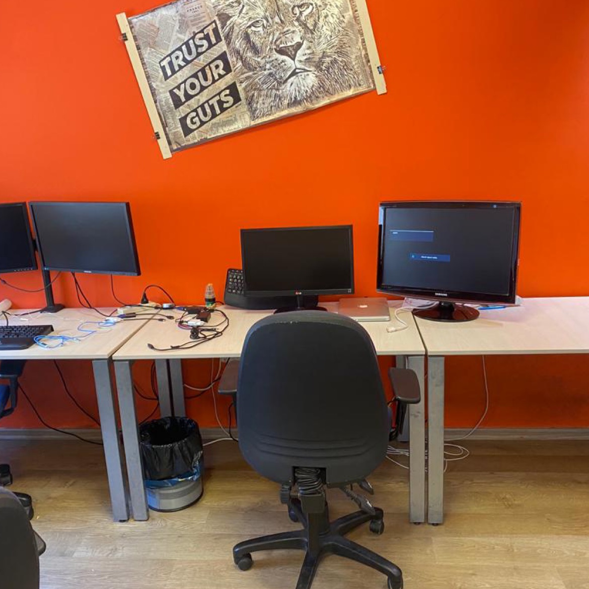 שולחן מחשב 12 יח׳ עקב פינוי משרדים