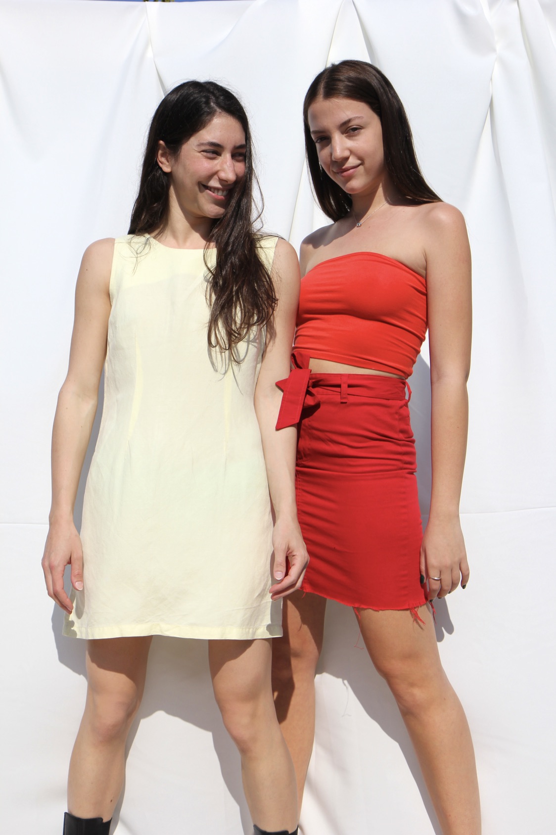 סטרפלס וחצאית של דיקיס 
שמלה צהובה