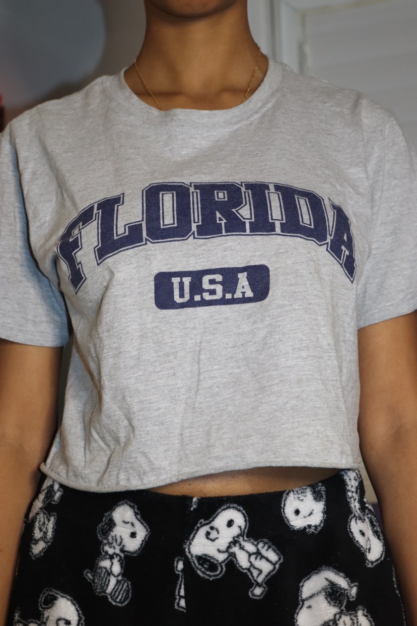 חולצת קרופ בטן ״פלורידה״ נקנתה בPLT 
נלבשה מספר פעמים 
מחיר : 30
אזור איסוף : אשדוד 