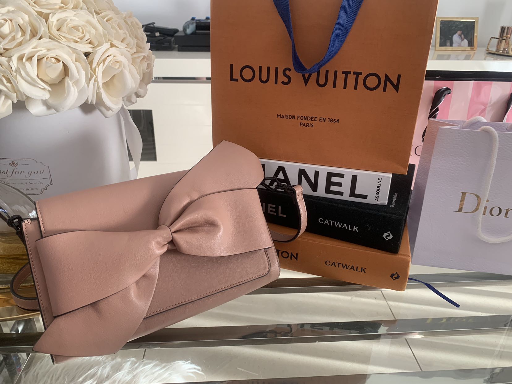 תיק עור של charles and keith