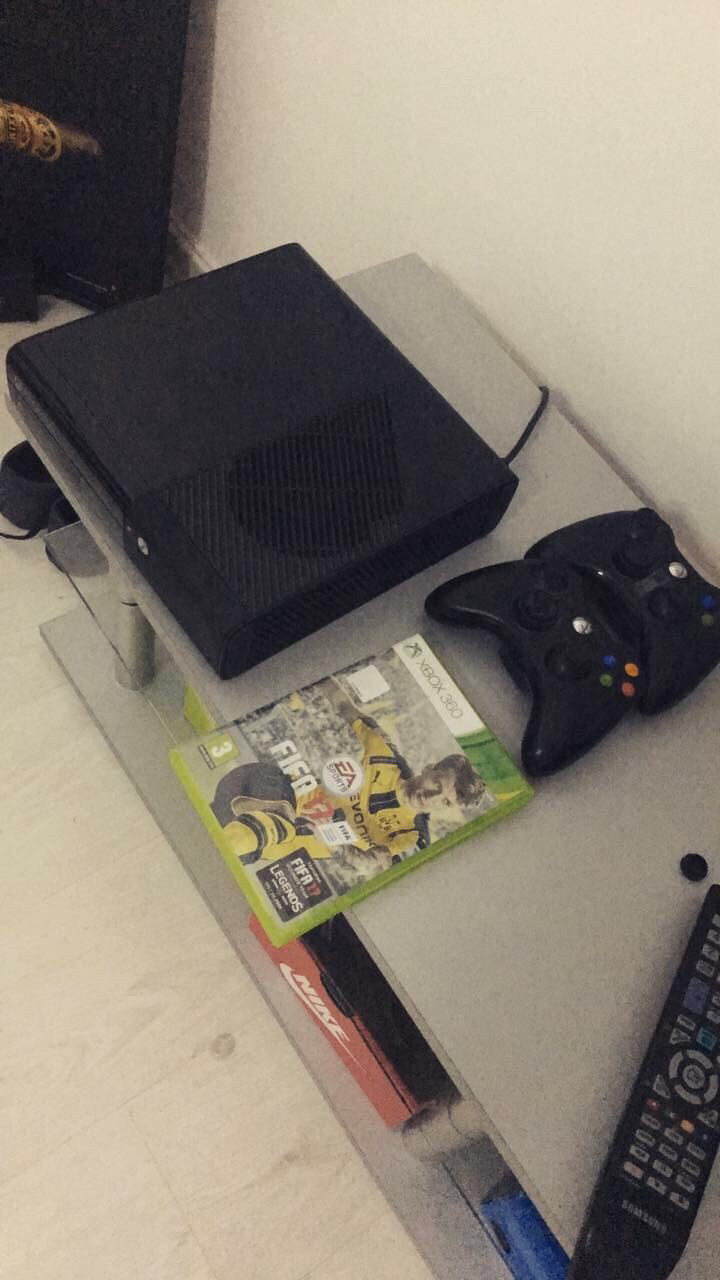 Xbox 360 + fifa 17 + שני שלטים
