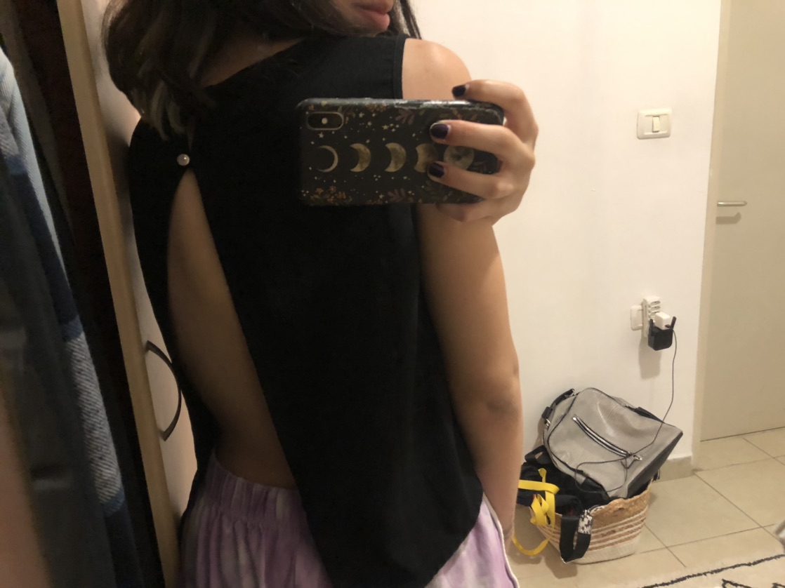 גופייה שחורה עם גב פתוח