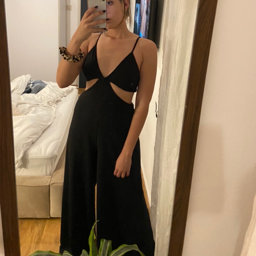 אוברול שחור עם קאפים ומכנס רחב