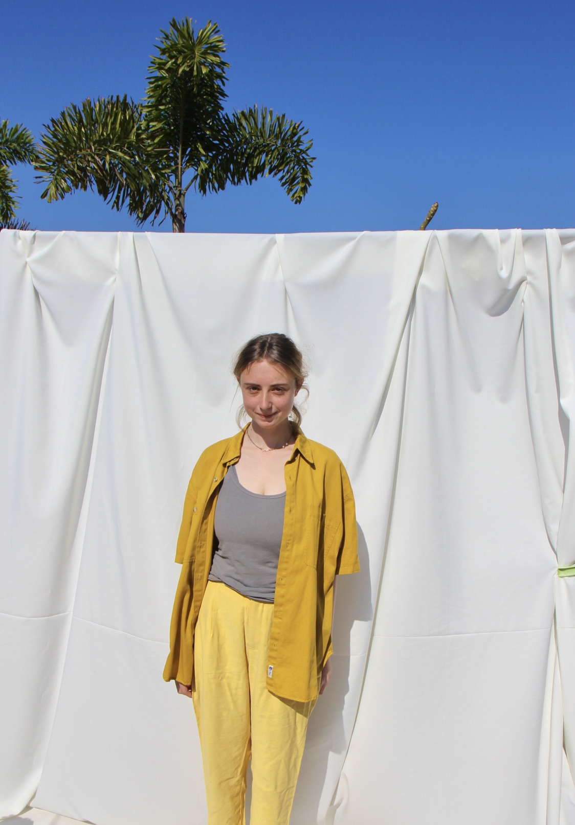 חולצה חרדל ומכנס צהוב