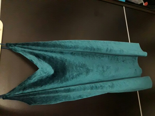 מוכרת שמלה בצבע טורכיז ב -100