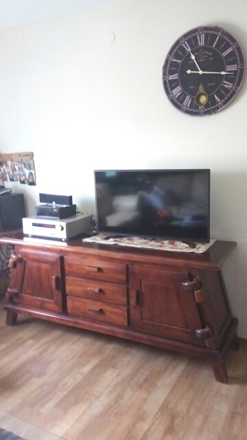 שידה יפיפיה  ולא שיגרתית מעץ מלא