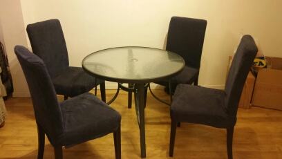 שולחן זכוככית עם 4 כיסאות