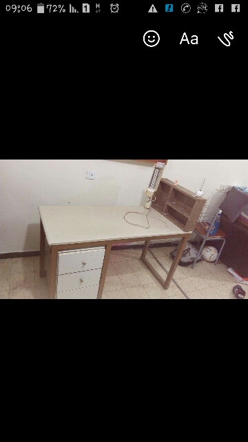 שולחן לבונה ציפורניים שמור עם מנורה בנויה עליה 