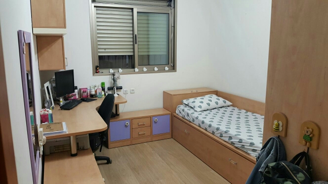 מיטת במה נפתחת+ארגז+כוורת 2 שידות+שולחן פינתי מראה