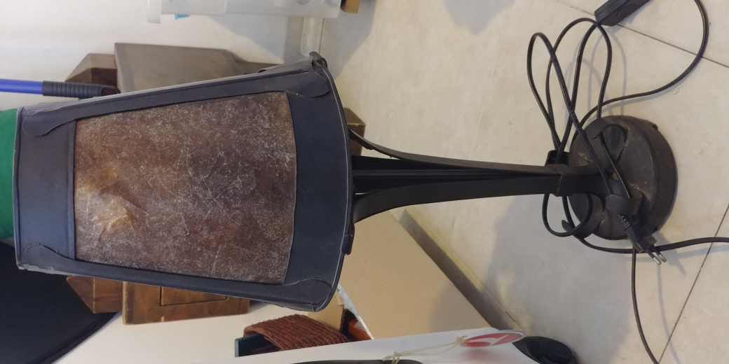 מנורת שולחן שחורה