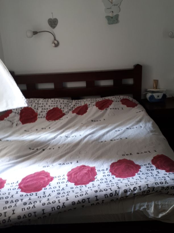 מיטה מעץ מלא במצב מצויין! כולל מזרן ושידות תואמות