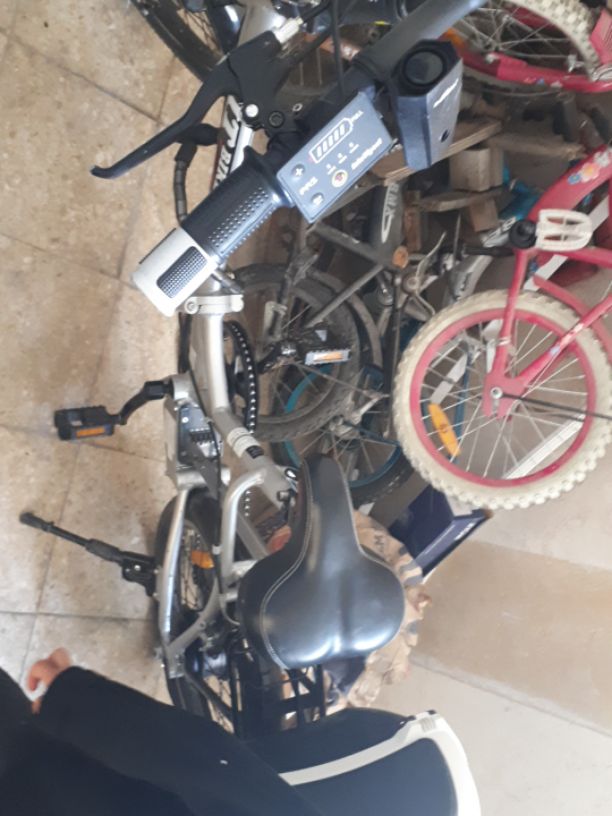 אפור ואופניים מתקפלים שחורים