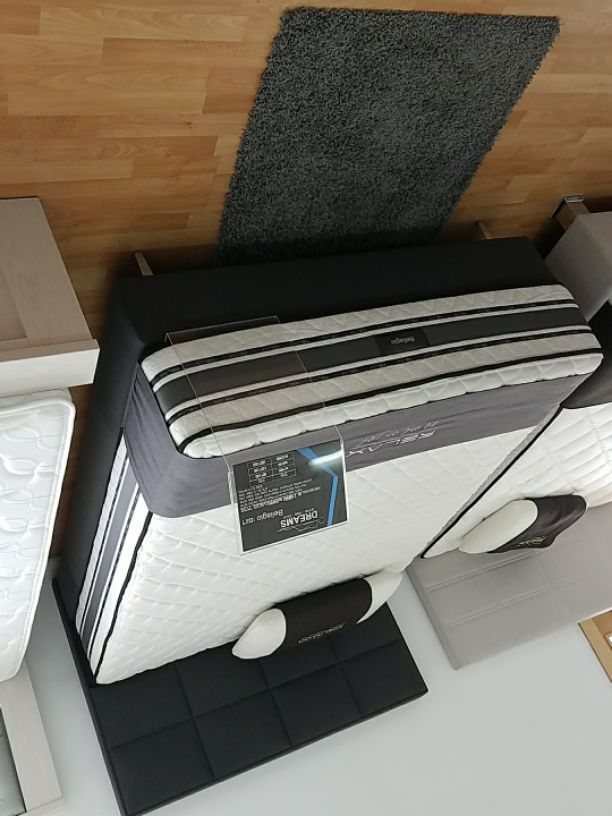 מזרון לבן מרופד