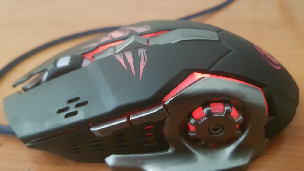 עכבר גיימינג מקצועי ונוח ליד מאוד עים לדים