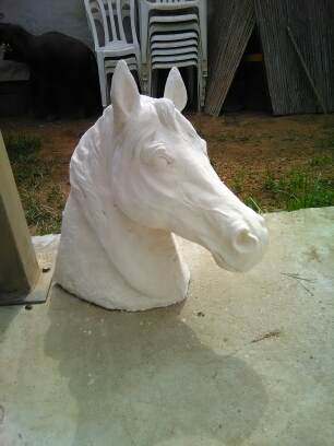 פסל סוס מבטון