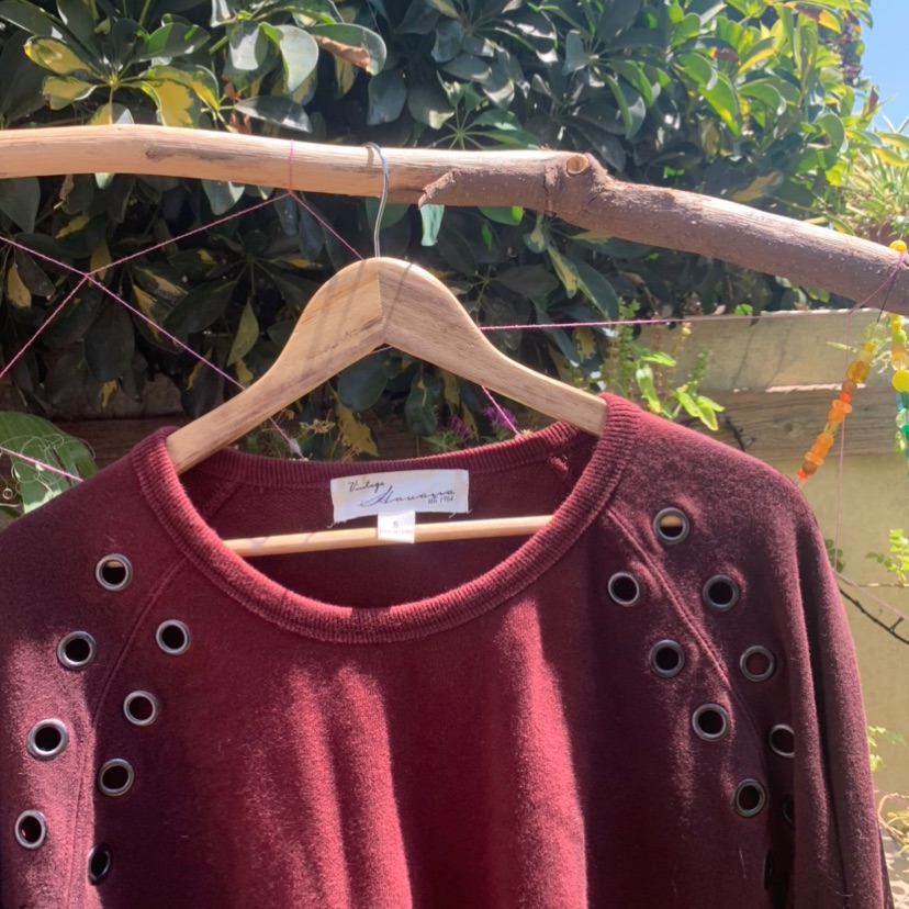 סווצרט אופנתי עם קרעים ופתחים