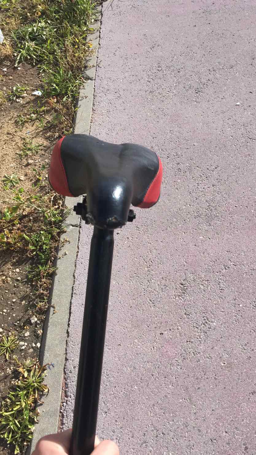 כסא יפה צבע אדום שחור
