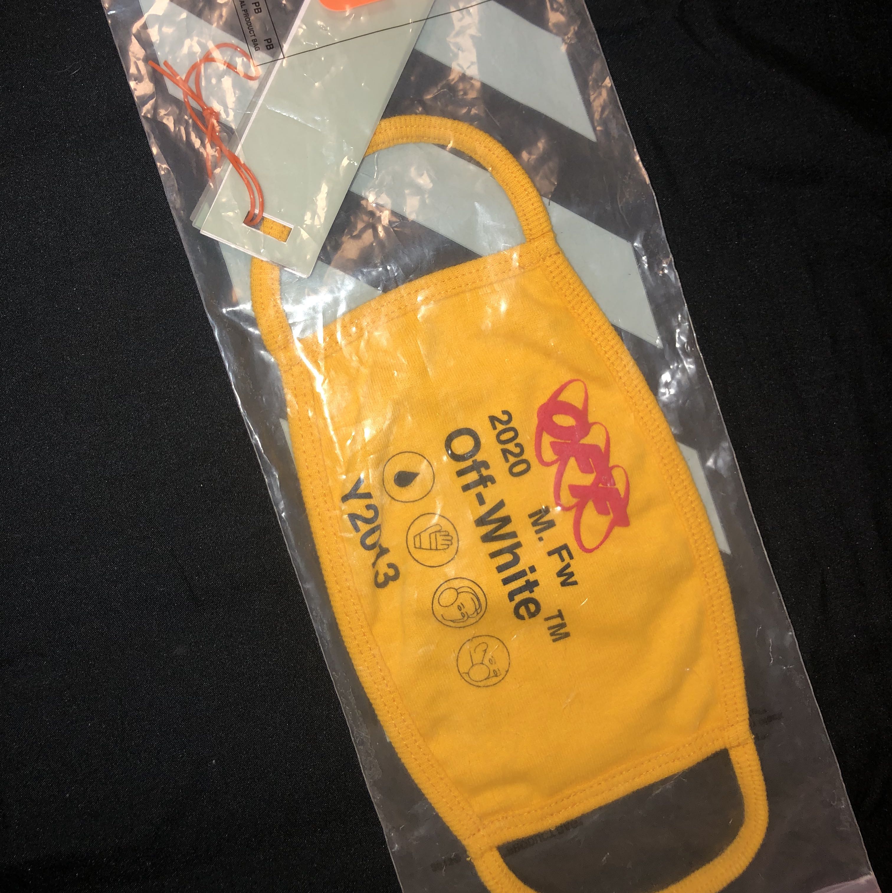מסכה מקורית של off white לא חדשה אבל לא משומשת 