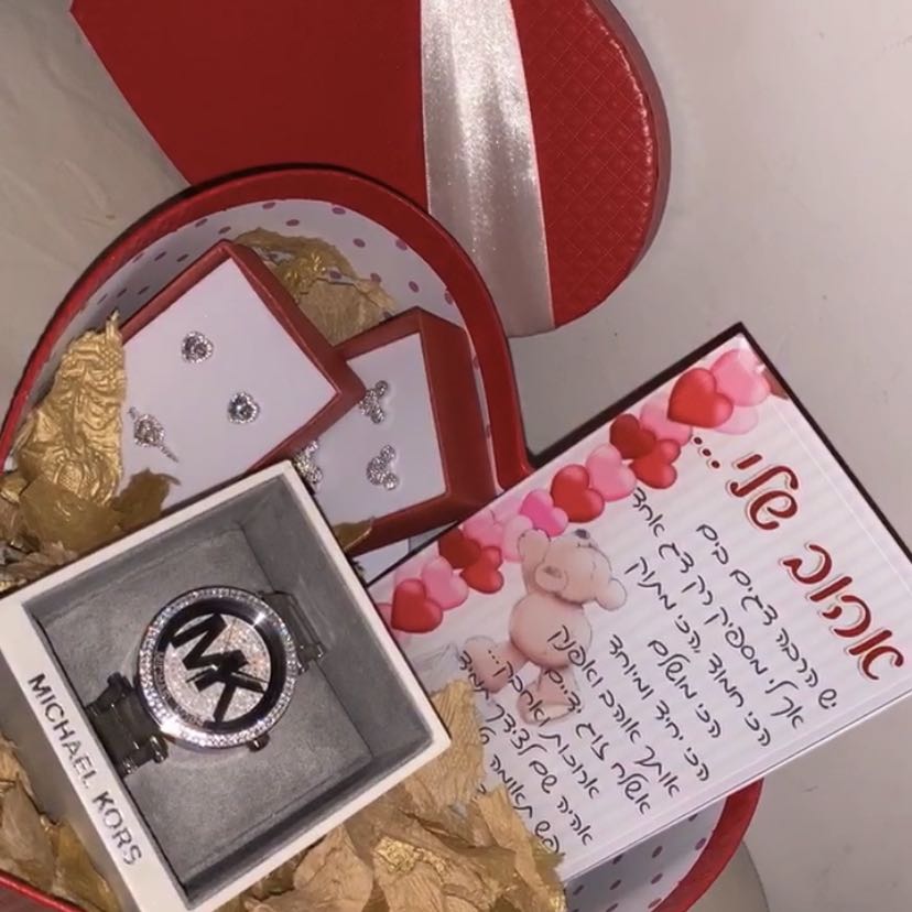 מארזים הורסים ליום האהבה!! בפנים עלי כותרת אדומים מיובשים שעון לבחירתכם!!! ברכה מזכוכית, סטים של תכשיטים מכסף טהור וחותמות 925 עם אחריות לשנה! שעונים אחריות לשנתיים!  המארזים יכולים להיות גם בהרכבה אישית !!
