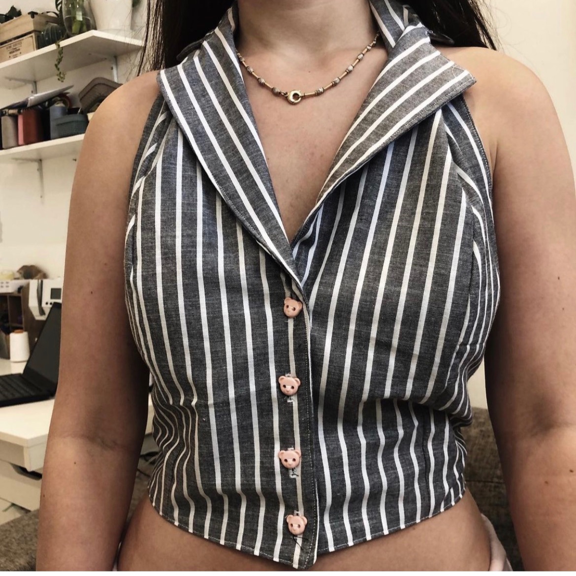 מכופתרת עם גב פתוח וקשירה בתפירה אישית