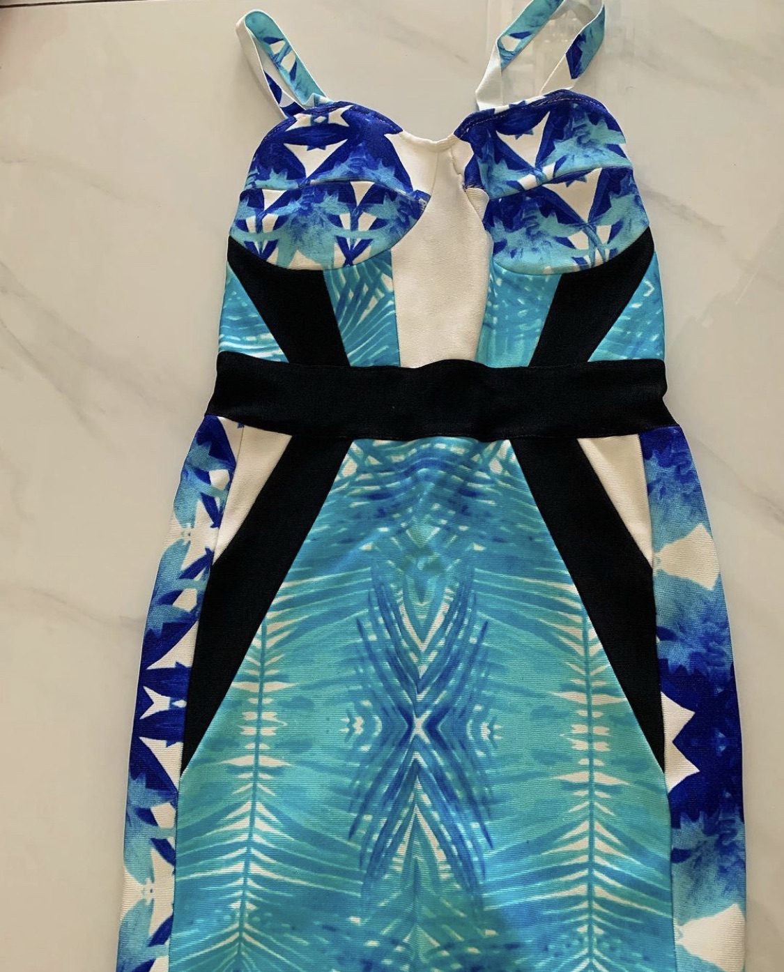 שמלה שמלה מחטבת