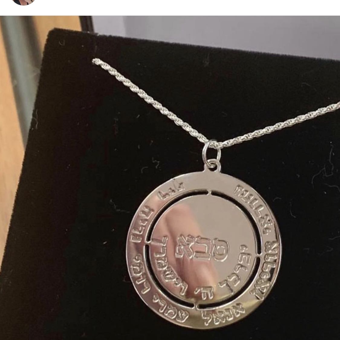 חריטות על תליוני כסף וזהב 