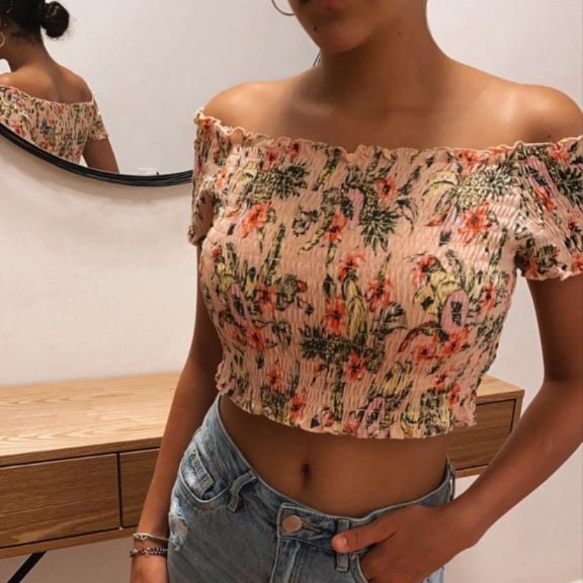 חולצת סטרפלס פרחונית