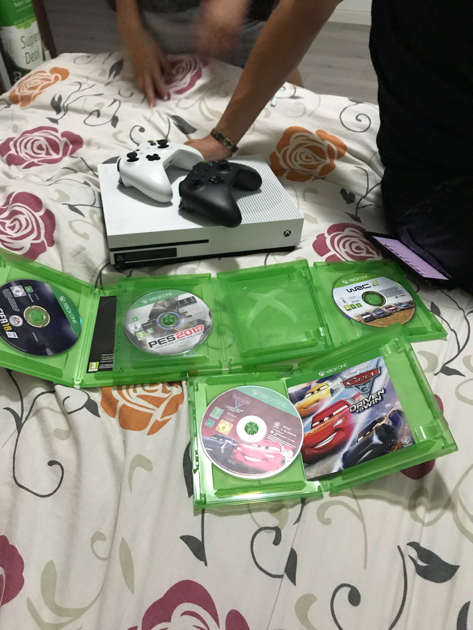 X-box one במצב חדש מגיע אם שני שלטים ו 4 משחקים fifa 18 pes 17 driven to win 3 ועוד מירוץ מכוניות 