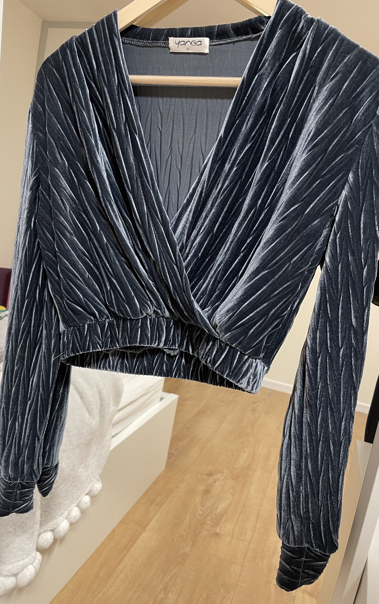 קרופ טופ ארוכה, בצבע כחול קטיפה. מידה M