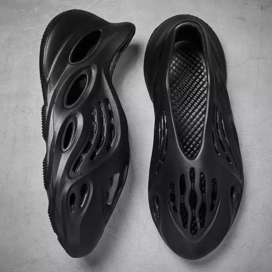 נעליי אדידס שעוצבו על ידי ᴋᴀɴʏᴇ ᴡᴇsᴛ