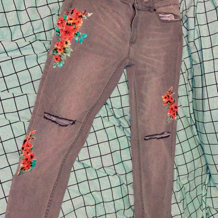ג׳ינס פרחים בצבע אפור, מידה 42🌷