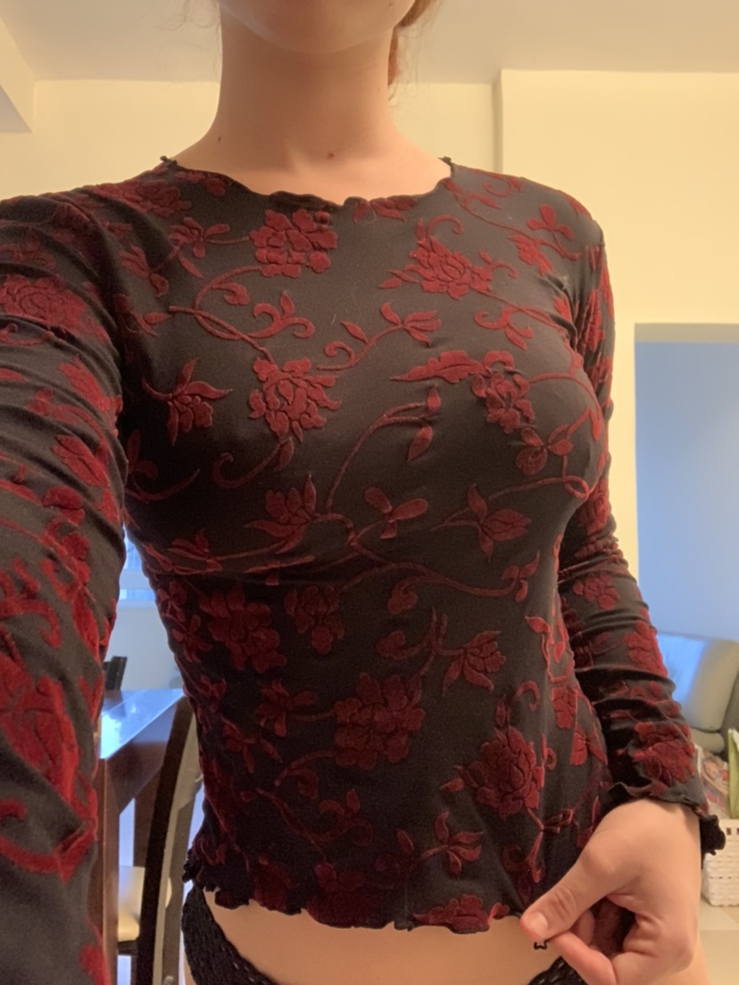 חולצת ורדים אדומים