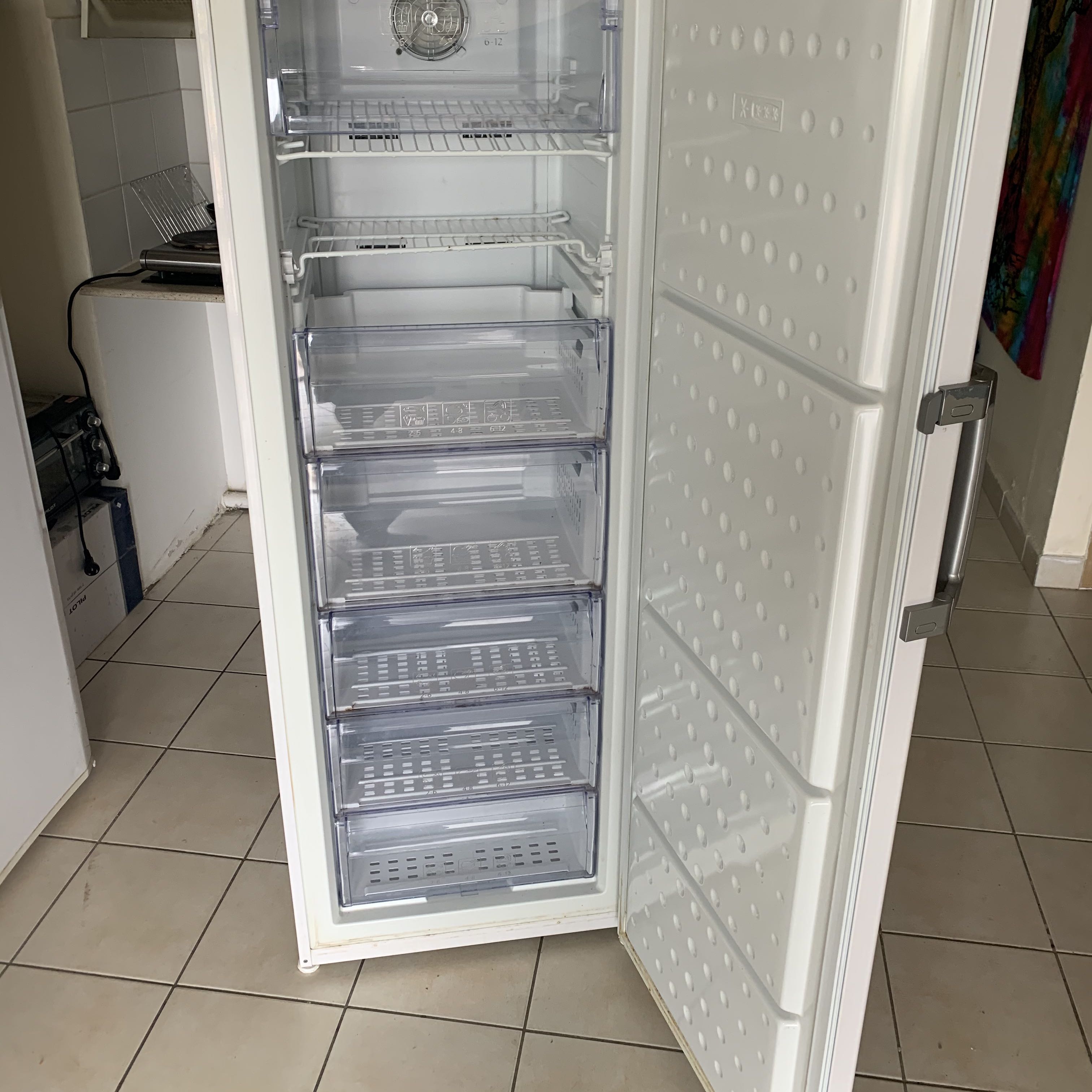 מקפיא לבן מדגם beko 230 ליטר