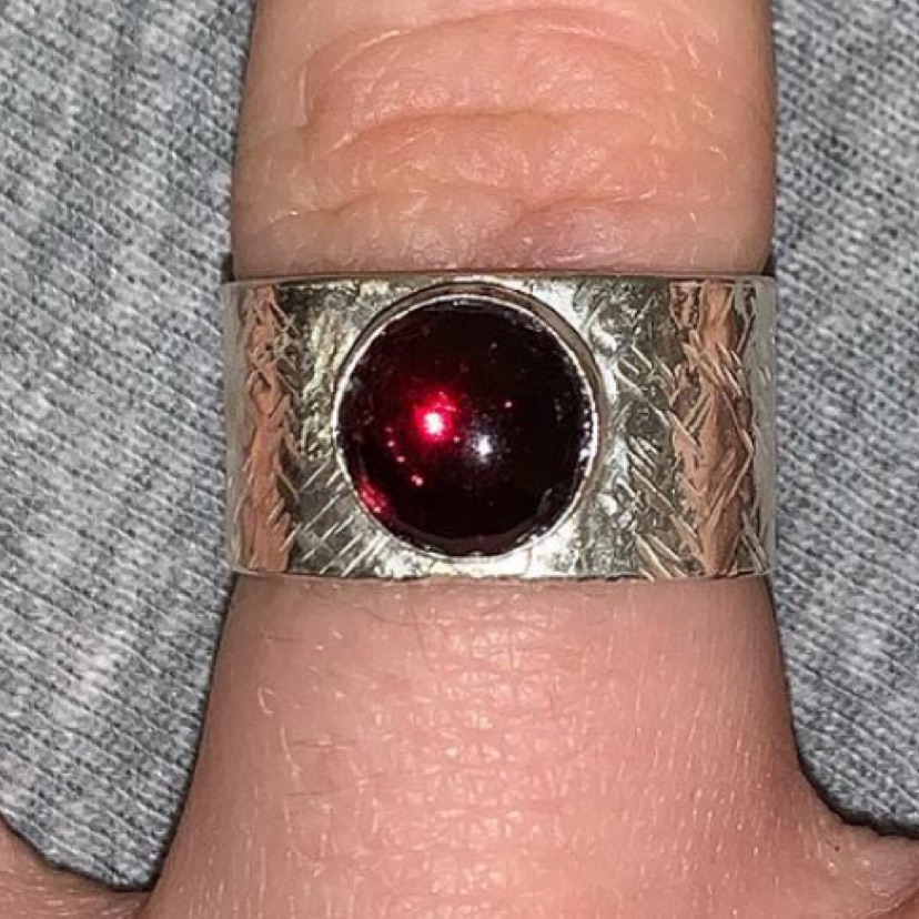 טבעת כסופה עם אבן אדומה ❣️