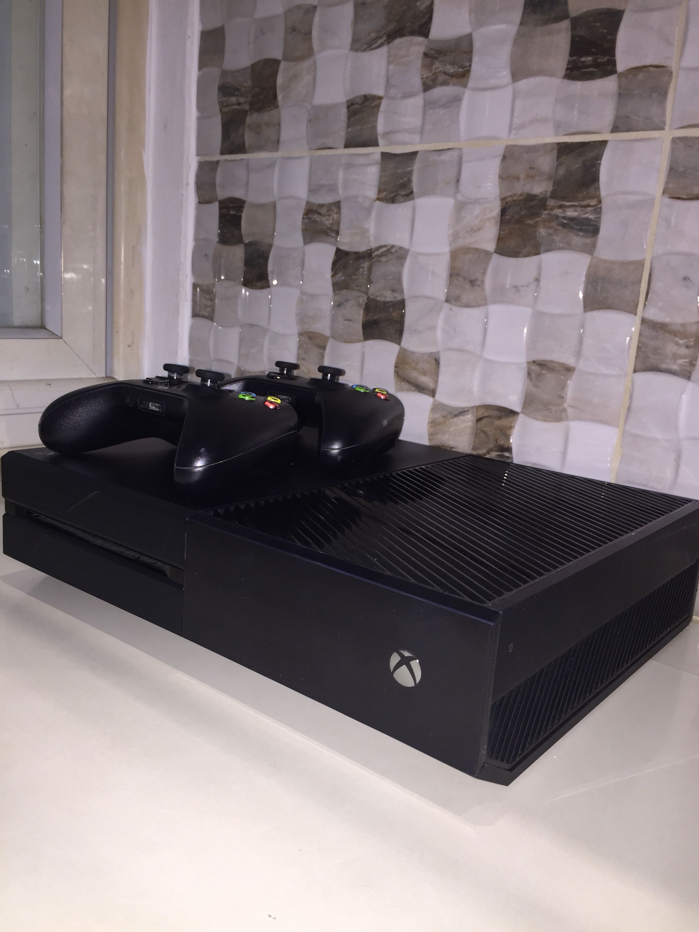 האקס בוקס במצב ממש טוב ‏שמור ‏השלטים במצב ‏מעולה ‏נותן גם 3 משחקים GTA V FIFA 18 Watch dogs 2