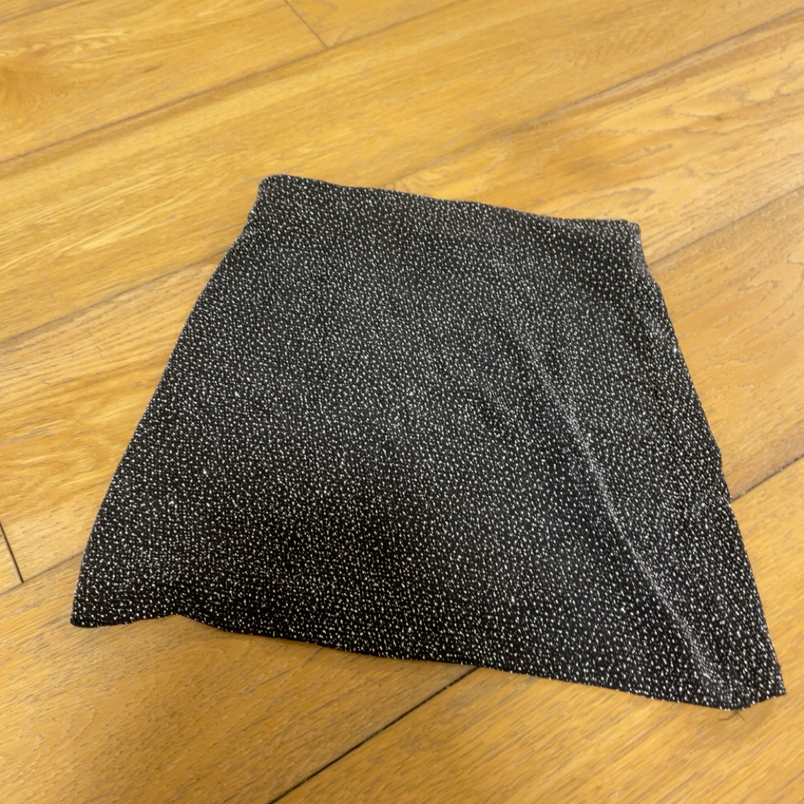 חצאית נצנצים קצרה וצמודה מפול אנד בר