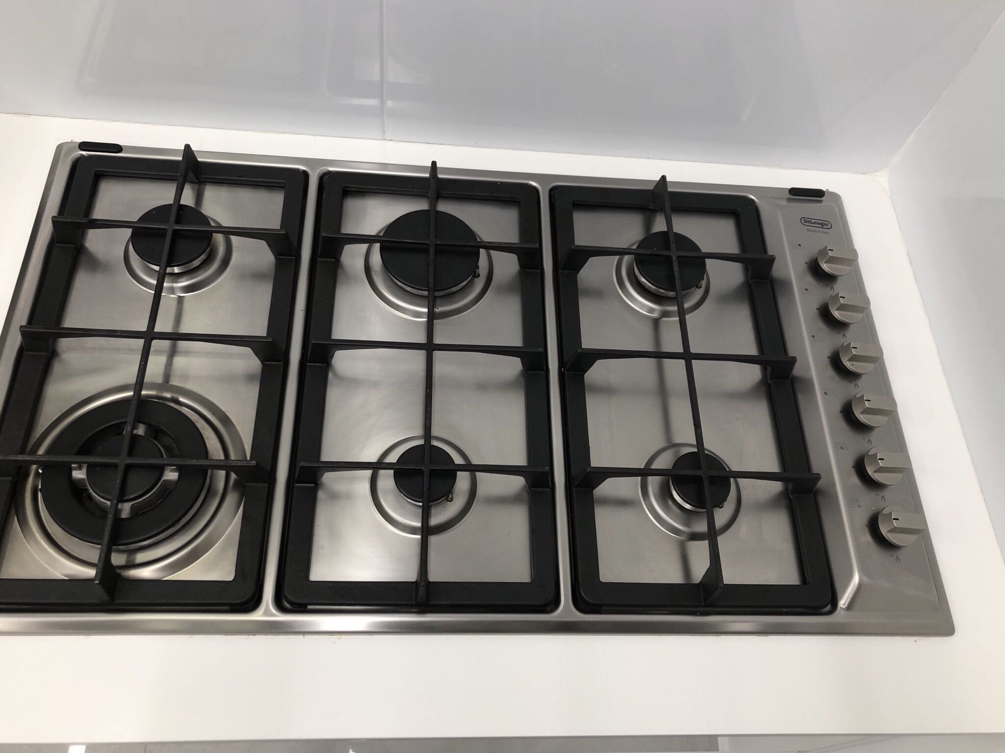 כיריים 90 ס״מ של דילונגי בקושי היה בשימוש 6 להבות במצב חדש!