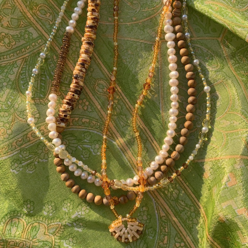 Pearl necklaces and beaded necklaces
