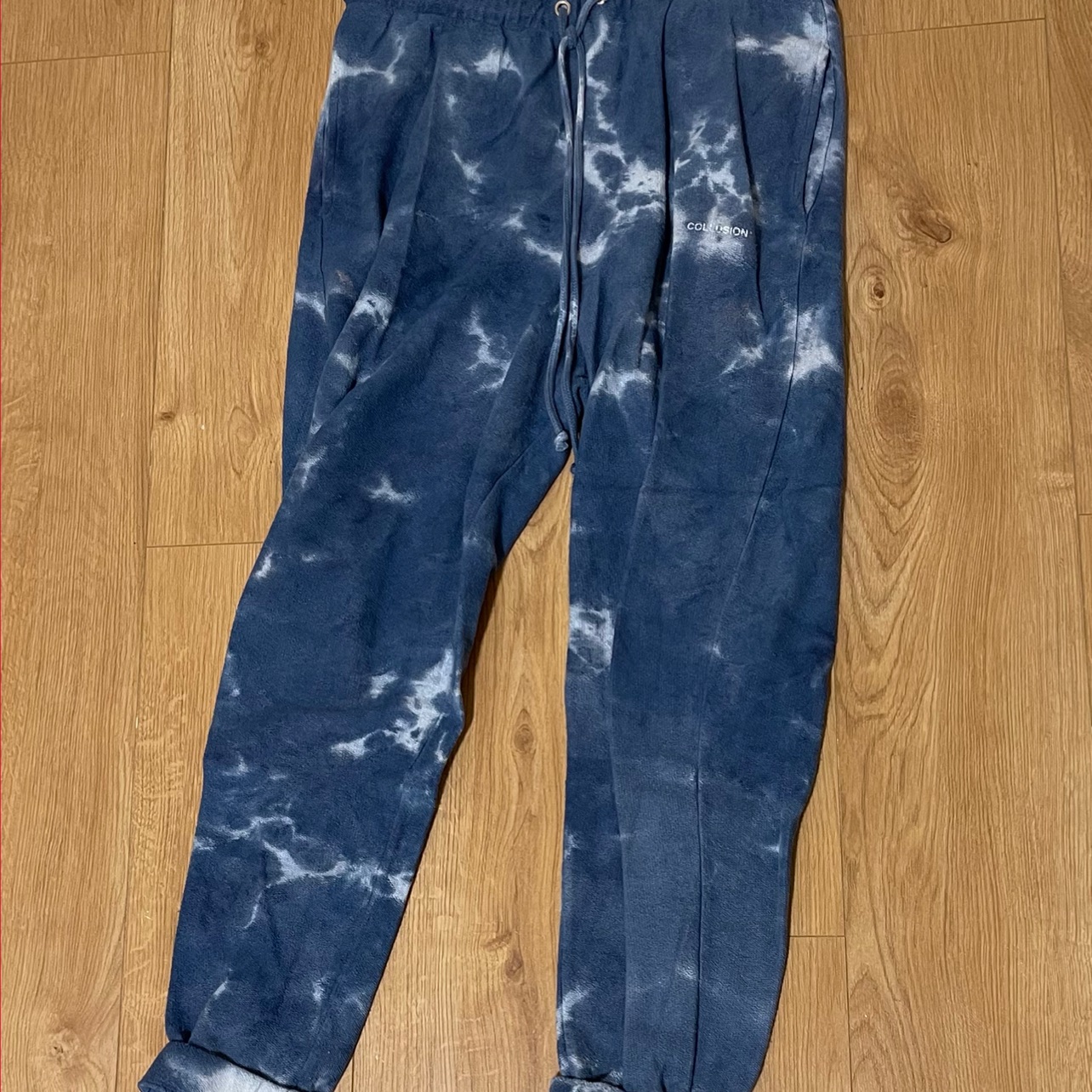 מכנס כחול עם טיי-דיי לבן. מידה XL