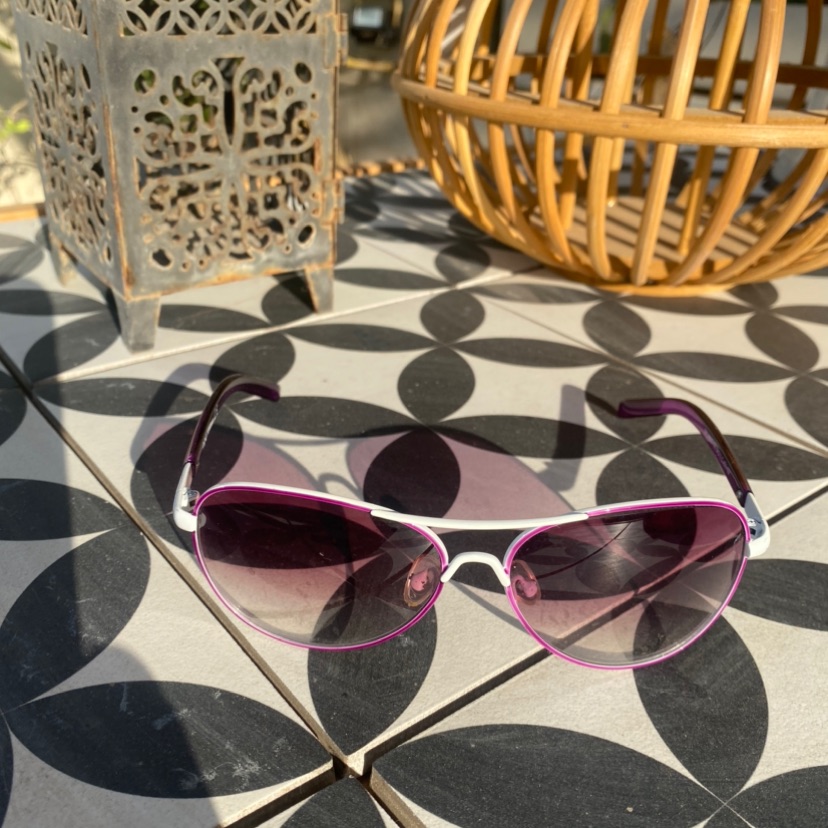 משקפי שמש סגול-לבן