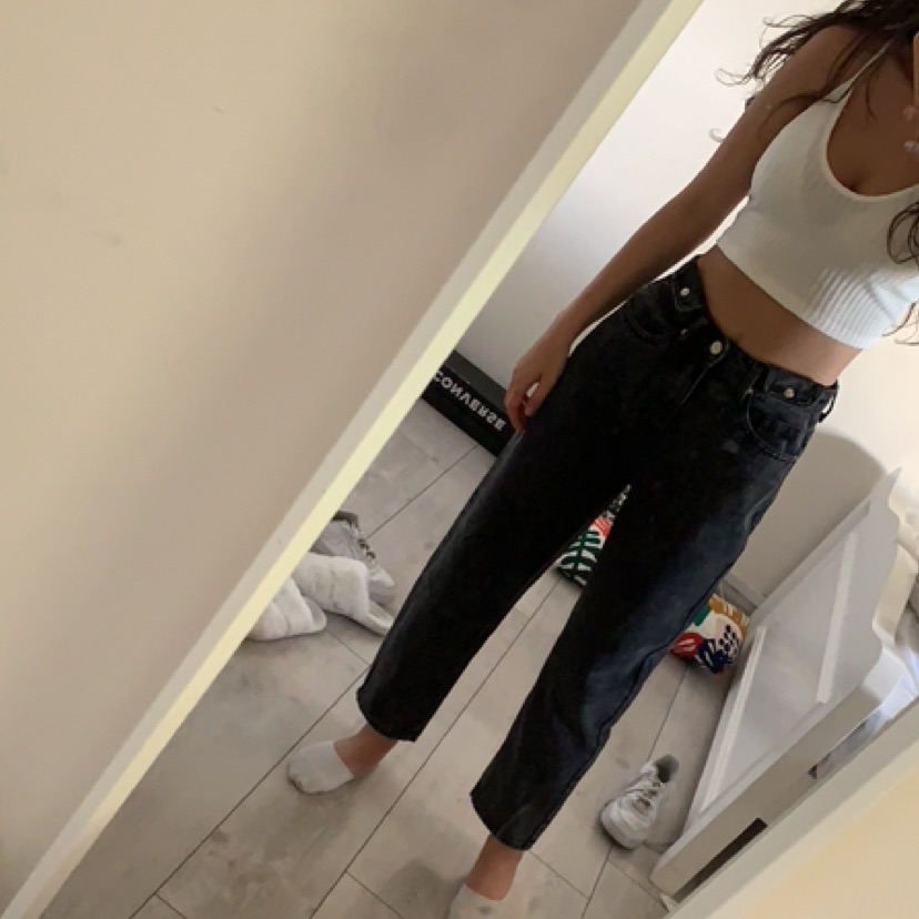 גינס שחור גזרה ישרה מאוד מחמיא על הגוף