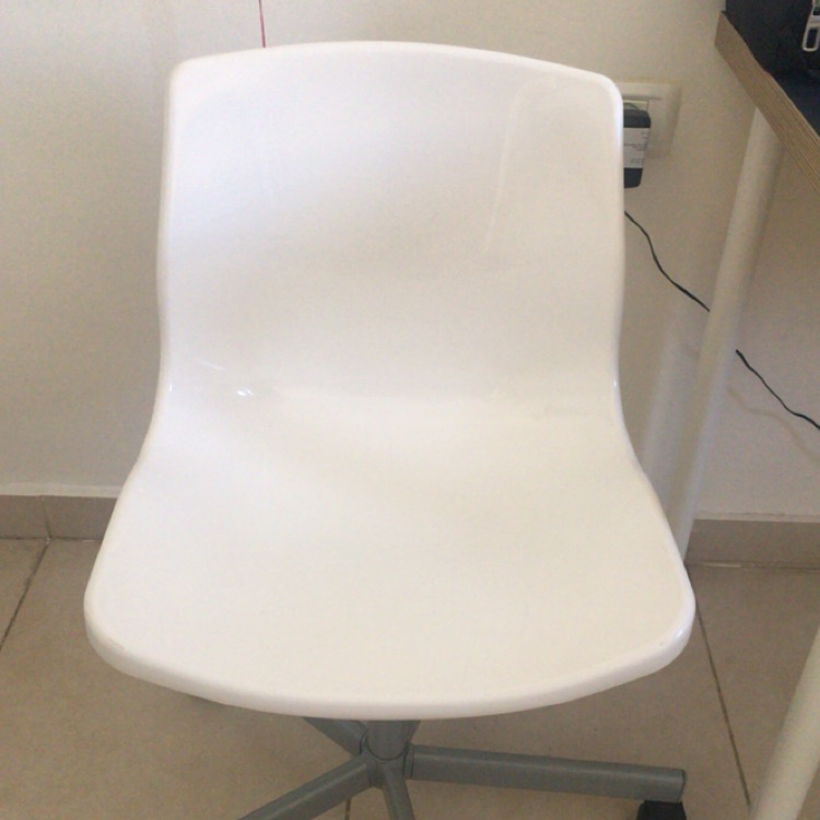כיסא חדש מהניילונים ב150 קדימה יש מבצע לקנות !!!