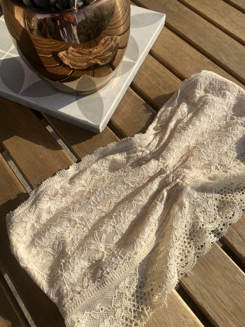 גוזיית תחרה aerie xs צבע גוף (לא נלבשה מעולם)