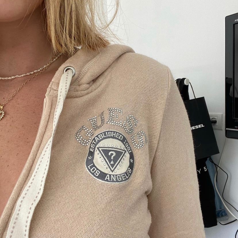 סווצרט בז׳ מטורף של GUESS