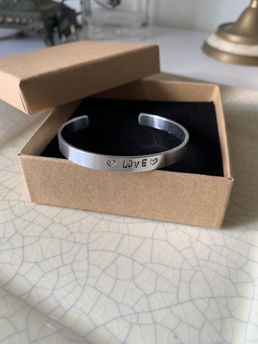 צמידים עם חריטה אישית בעבודת יד (: