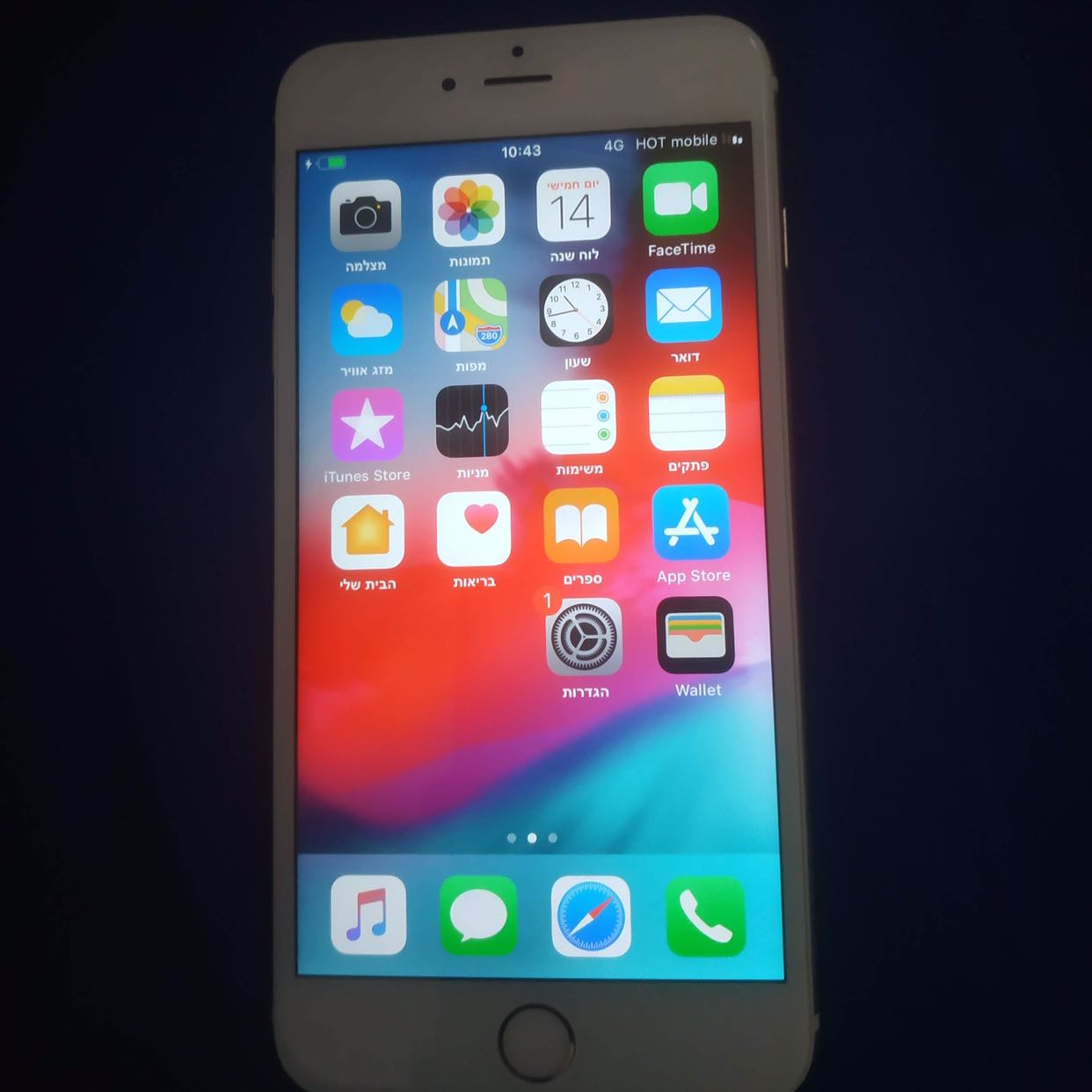 אייפון שש פלוס
כולל קבל טעינה
ומחשב
ושתי מגנים 