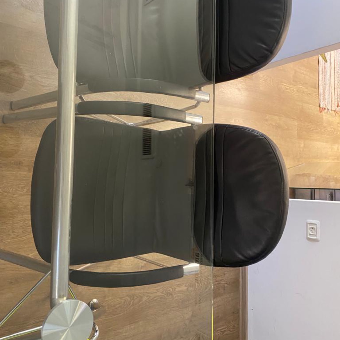 שולחן זכוכית רגלי ניקל לחדרי ישיבות או מנהלים