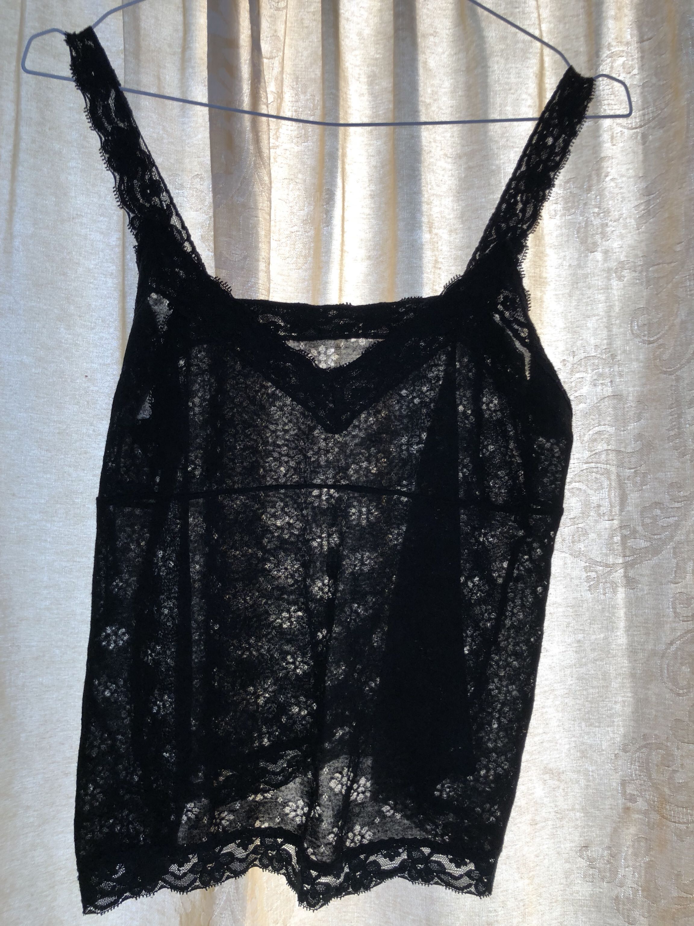 גופיה שחורה תחרה