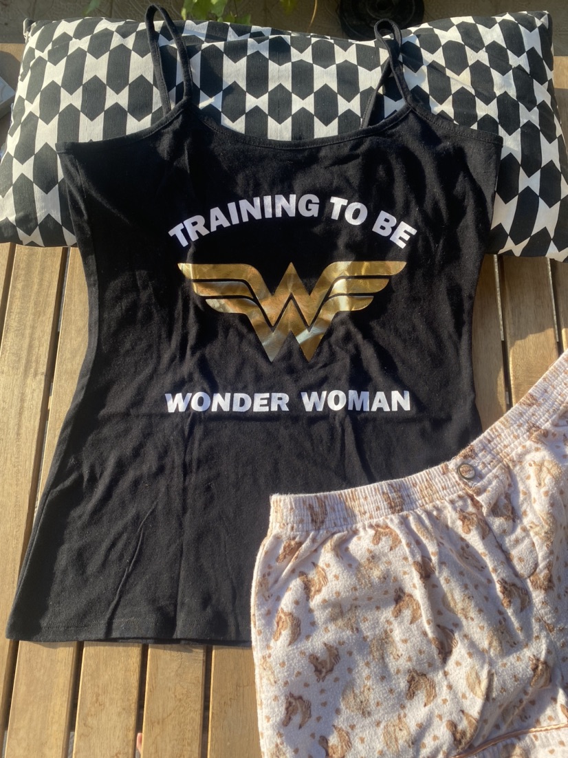 גופיית פיג׳מה וונדר וומן שחורה M (לא נלבשה מעולם)