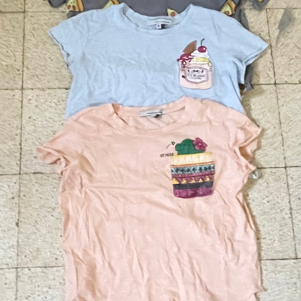 3חולצות קצרות 10₪
סוודר כיפי ויפה 15